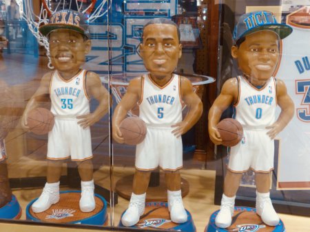 On Deckで売られていたKD、パーク、ラスの像